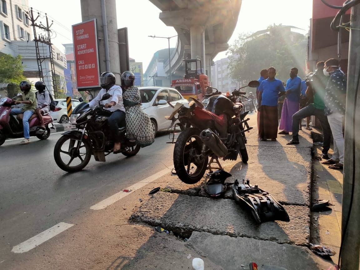 എളങ്കുളം മെട്രോ സ്റ്റേഷന് സമീപം റോഡിനോടു ചേര്ന്നുള്ള സ്ലാബില് ഇരുചക്രവാഹനം ഇടിച്ചാണ് അപകടമുണ്ടായത്. സനല് സനല് സഞ്ചരിച്ച ബൈക്ക് തകര്ന്നിട്ടുണ്ട്. സനലിനെക്കൂടാതെ രണ്ടുപേര്ക്കൂടി വാഹനത്തില് ഉണ്ടായിരുന്നതായി പോലീസ് പറയുന്നു. എളങ്കുളം മെട്രോ സ്റ്റേഷന് സമീപം റോഡിനോടു ചേര്ന്നുള്ള സ്ലാബില് ഇരുചക്രവാഹനം ഇടിച്ചാണ് അപകടമുണ്ടായത്. സനല് സനല് സഞ്ചരിച്ച ബൈക്ക് തകര്ന്നിട്ടുണ്ട്. സനലിനെക്കൂടാതെ രണ്ടുപേര്ക്കൂടി വാഹനത്തില് ഉണ്ടായിരുന്നതായി പോലീസ് പറയുന്നു.
