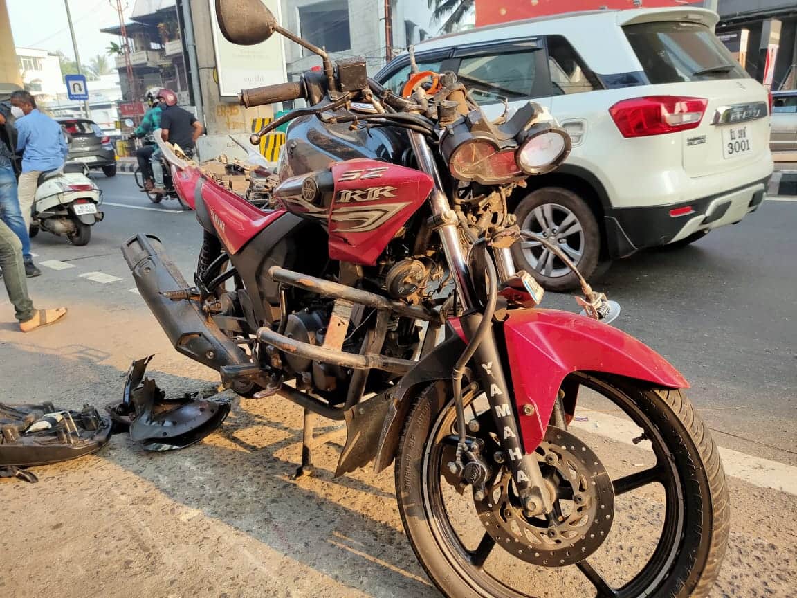 വൈറ്റില ഭാഗത്തു നിന്നും കടവന്ത്രയിലേക്കെത്തുമ്പോള് ഇളങ്കുളം സ്റ്റേഷനു സമീപം റോഡിലുള്ള വളവാണ് അപകടത്തിന് പ്രധാന കാരണമായി ചൂണ്ടിക്കാട്ടുന്നത്. വഴിയില് വലിയ ഗതാഗത തിരക്ക് ഇല്ലാത്ത സമയങ്ങളിൽ അമിത വേഗത്തില് പായുന്ന ഇരുചക്ര വാഹനങ്ങള്ക്ക് മുന്നില് വലിയ വളവാണെന്ന് ധാരണ കിട്ടാതെ പോകുന്നതാണ് അപകടങ്ങള്ക്ക് കാരണമാകുന്നത്. വൈറ്റില ഭാഗത്തു നിന്നും കടവന്ത്രയിലേക്കെത്തുമ്പോള് ഇളങ്കുളം സ്റ്റേഷനു സമീപം റോഡിലുള്ള വളവാണ് അപകടത്തിന് പ്രധാന കാരണമായി ചൂണ്ടിക്കാട്ടുന്നത്. വഴിയില് വലിയ ഗതാഗത തിരക്ക് ഇല്ലാത്ത സമയങ്ങളിൽ അമിത വേഗത്തില് പായുന്ന ഇരുചക്ര വാഹനങ്ങള്ക്ക് മുന്നില് വലിയ വളവാണെന്ന് ധാരണ കിട്ടാതെ പോകുന്നതാണ് അപകടങ്ങള്ക്ക് കാരണമാകുന്നത്.