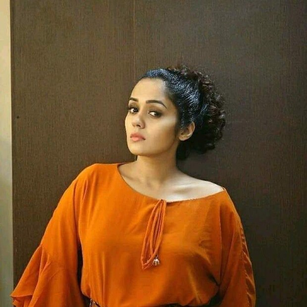 അഭിനയം മാത്രമല്ല പാട്ടിലും ഒരു കൈ നോക്കിയിട്ടുണ്ട് താരം. നിരവധി ടി വി ഷോകളിൽ ഹോസ്റ്റ് ആയും മത്സരാർത്ഥി ആയും എത്തിയിട്ടുണ്ട് താരം. ദൂരെ എന്ന ടെലിഫിലിമിലെ അഭിനയത്തിന് 2012ലെ മികച്ച നടിക്കുള്ള കേരള സ്റ്റേറ്റ് ടെലിവിഷൻ അവാർഡ് ലഭിച്ചിട്ടുണ്ട്. 2011 ൽ എങ്കയും എപ്പോതും എന്ന സിനിമയിലെ അഭിനയത്തിന് മികച്ച സഹനടിക്കുള്ള അവാർഡും സ്വന്തമാക്കിയിരുന്നു.