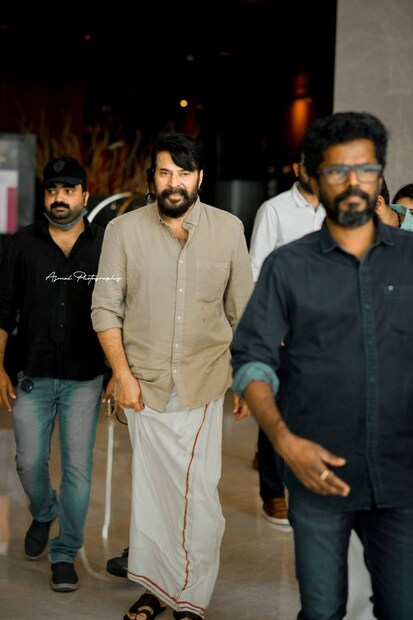  വലിയ ഒരു താരനിര തന്നെയാണ് ചിത്രത്തിന്റെ മറ്റൊരു പ്രത്യേകത. സലീംകുറിന്റെ ദാസപ്പന്‍ എന്ന കഥാപാത്രം, മമ്മൂട്ടിയുടെ സഹോദരിയായി എത്തിയ നിമിഷ സജയന്‍, പ്രതിപക്ഷ നേതാവായി മുരളി ഗോപി, ജോജു ജോര്‍ജിന്റെ ബേബി... അങ്ങനെ മികച്ച പ്രകടനങ്ങള്‍ കാഴ്ചവെച്ച് എല്ലാ അഭിനേതാക്കളും കൈയ്യടി നേടുന്നു. സലിം കുമാര്‍, മധു, മാത്യൂസ്, ഇഷാനി, നിശാന്ത് സാഗര്‍, സിദ്ദിഖ്, ജഗദീഷ്, ബാലചന്ദ്ര മേനോന്‍, രഞ്ജിത്ത്, സുദേവ് നായര്‍, ശങ്കര്‍ രാമകൃഷ്ണന്‍, കൃഷ്ണകുമാര്‍, പ്രേം കുമാര്‍, മാമൂക്കോയ, അബു സലിം, നന്ദു, സുരേഷ് കൃഷ്ണ, സുധീര്‍ കരമന, അലന്‍സിയര്‍, പി ബാലചന്ദ്രന്‍, മുകുന്ദന്‍, ദിനേശ് പണിക്കര്‍, വിവക് ഗോപന്‍, നേഹ റോസ് തുടങ്ങി വന്‍താരനിരയാണ് ചിത്രത്തിൽ അണിനിരക്കുന്നത്. (PHOTO- Ajmal Photography)