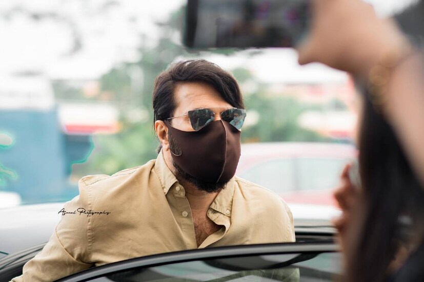  യാത്ര എന്ന തെലുങ്കുചിത്രത്തിലെ വൈ.എസ്.ആര്‍ എന്ന മുഖ്യമന്ത്രി കഥാപാത്രത്തില്‍നിന്ന് കടയ്ക്കല്‍ ചന്ദ്രനിലേക്ക് അനായാസമായാണ് മമ്മൂട്ടി മാറുന്നത്. മറ്റെന്തിനേക്കാളും വലുത് ജനങ്ങളാണെന്നും അവരുടെ പ്രശ്‌നങ്ങള്‍ക്ക് പരിഹാരം കാണുകയെന്നതാണ് പ്രധാനമെന്നും കരുതുന്ന മുഖ്യമന്ത്രിയാണ് കടയ്ക്കല്‍ ചന്ദ്രന്‍. ഔദ്യോഗിക ജീവിതത്തിനിടയില്‍ അപ്രതീക്ഷിതമായി ഉണ്ടാകുന്ന ചില പ്രശ്‌നങ്ങളെ വളരെ ആത്മവിശ്വാസത്തോടെ നേരിട്ട് ജനപ്രിയ മുഖ്യമന്ത്രി പരിവേഷം നേടുന്നു കടയ്ക്കല്‍ ചന്ദ്രന്‍. എന്നാല്‍ ഒരു ഘട്ടത്തില്‍ വലിയ ഒരു രാഷ്ട്രീയ പ്രശ്‌നത്തിന് പരിഹാരം കാണാന്‍ നടത്തുന്ന ശ്രമവും അതിനിടയില്‍ നേരിടേണ്ടി വരുന്ന സംഘര്‍ഷങ്ങളുമാണ് ചിത്രം. (PHOTO- Ajmal Photography)