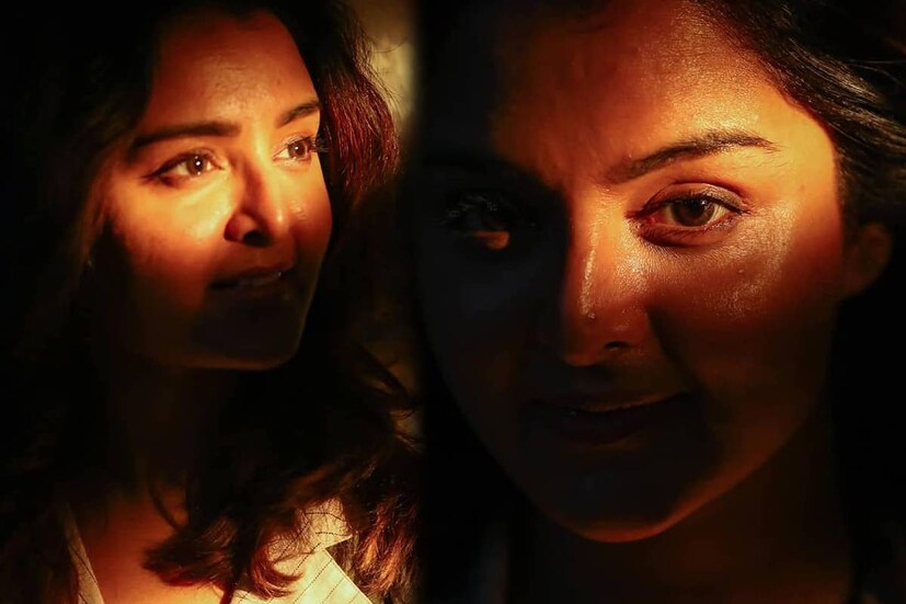  ഗ്ലാമറിന്റെ കാര്യത്തിൽ ലേഡി മമ്മൂട്ടി എന്നാണ് മഞ്‍ജു വാര്യറെ ഇപ്പോൾ ആരാധകർ വിളിക്കുന്നത്. സമൂഹ മാധ്യമങ്ങളിൽ വൈറലാകുന്ന മഞ്​ജുവിന്‍റെ പുതിയ ചിത്രങ്ങളാണ്​ ഇതിന്​ കാരണം. വെള്ള ഷര്‍ട്ടും ബ്ലാക്ക് സ്‌കേര്‍ട്ടും അണിഞ്ഞ മഞ്ജു വാര്യരുടെ ചിത്രമാണ് സോഷ്യൽ മീഡിയയിൽ തരംഗം തീർത്തത്. എന്നാൽ ഇപ്പോൾ പുതുതായി മൂന്നു ചിത്രങ്ങൾ ആരാധകർക്കായി പങ്കുവെച്ചിരിക്കുകയാണ് മലയാളികളുടെ പ്രിയ നായിക. (Photo- Facebook/ Manju Warrier)