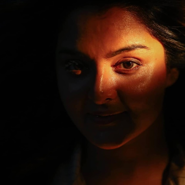  ഈ ചിത്രങ്ങളെ അമൂല്യമായ നിധി എന്നാണ് മഞ്ജു വാര്യർ വിശേഷിപ്പിക്കുന്നത്. ഇതിന് കാരണവുമുണ്ട്. ഈ ചിത്രങ്ങൾ എടുത്തത് സാക്ഷാൽ മമ്മൂട്ടിയാണ്. മലയാള സിനിമയിലെ മികച്ച ഫോട്ടോ ഗ്രാഫറായ മമ്മൂക്കയാണ് ഈ ചിത്രങ്ങൾ ക്യാമറയിൽ പകർത്തിയതെന്നും നന്ദി മമ്മൂക്ക എന്നും മഞ്ജു ചിത്രങ്ങൾക്കൊപ്പം കുറിച്ചു. ദി പ്രീസ്റ്റ് എന്ന സിനിമയുടെ ചിത്രീകരണത്തിനിടെ മമ്മൂട്ടി എടുത്ത ചിത്രങ്ങളാണിത്. തുടർന്ന് വായിക്കുക... (Photo- Facebook/ Manju Warrier)