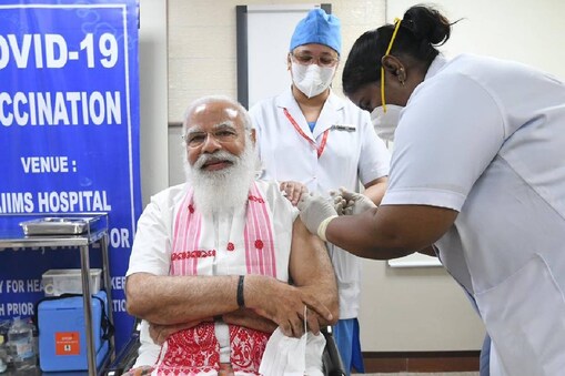പ്രധാനമന്ത്രി നരേന്ദ്ര മോദി ആദ്യ ഡോസ് വാക്സിൻ സ്വീകരിക്കുന്നു. 