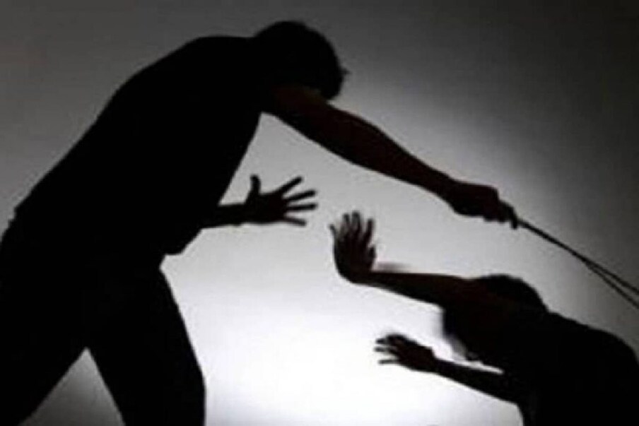  സതീശന്‍ നായരുടെ ആക്രമണത്തില്‍ ഗുരുതരമായി പരിക്കേറ്റ ഷീജ മെഡിക്കല്‍ കോളേജിലേക്കുള്ള വഴിമധ്യേയാണ് മരിച്ചത്. ആത്മഹത്യയ്ക്ക് ശ്രമിച്ച സതീശന്‍ നായര്‍ മെഡിക്കല്‍ കോളേജില്‍ ചികിത്സയിലാണ്. വെള്ളിയാഴ്ച രാവിലെ 10.30നാണ് സംഭവം നടന്നത്. ഇവര്‍ക്ക് രണ്ട് മക്കളാണ് ഉള്ളത്. സംഭവസമയത്ത് ഇരുവരും മാത്രമാണ് വീട്ടില്‍ ഉണ്ടായിരുന്നത്.