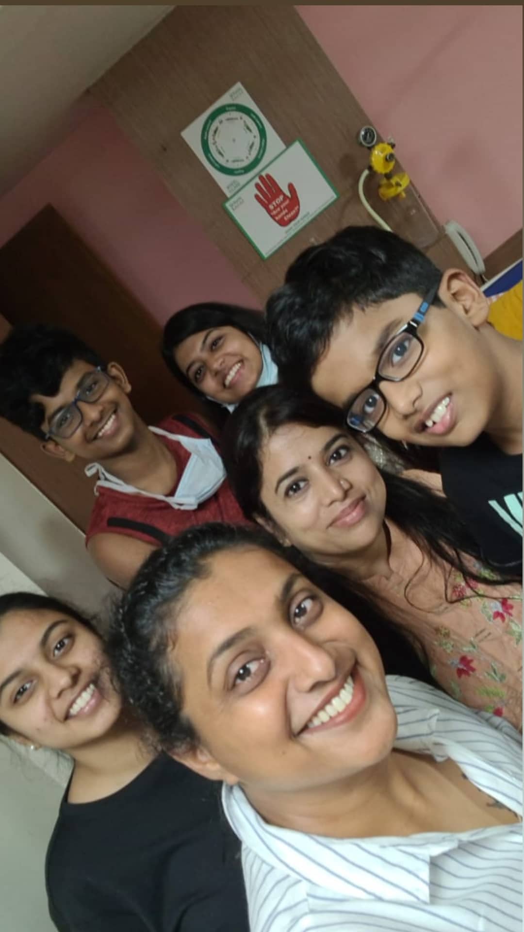  റോജയുടെ ആരോഗ്യനില സംബന്ധിച്ച് ഭർത്താവ് സെൽവമണി ഒരു ഓഡിയോ സന്ദേശം പുറത്തുവിട്ടിരുന്നു. നേരത്തെ തന്നെ നടത്താനിരുന്ന സർജറികൾ ആയിരുന്നുവെന്നും കോവിഡ് വ്യാപന പശ്ചാത്തലത്തിൽ നീണ്ടു പോയതാണെന്നുമായിരുന്നു അദ്ദേഹം അറിയിച്ചത്. നിലവിൽ ആരോഗ്യനില തൃപ്തികരമാണെന്നും ആശങ്കപ്പെടേണ്ട കാര്യമില്ലെന്നും സെൽവമണി അറിയിച്ചിരുന്നു.