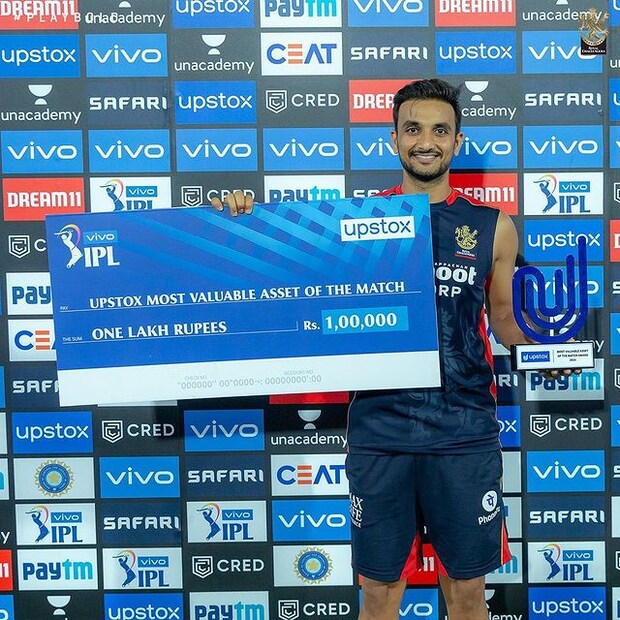  മുംബൈക്കായി ഓപ്പൺ ചെയ്ത ക്രിസ് ലിന്നും രോഹിത് ശർമയും ചേർന്ന് പതിഞ്ഞ താളത്തിലാണ് തുടങ്ങിയത്. ആദ്യ ഓവറുകളിൽ താളം കണ്ടെത്താൻ വിഷമിച്ച ഇരുവരും ശ്രദ്ധയോടെയാണ് ബാംഗ്ലൂർ ബോളർമാരെ നേരിട്ടത്. പതിയെ സ്കോർ ഉയർത്തുന്നതിനിടയിൽ മുംബൈയുടെ സ്കോർ 24-ൽ എത്തിയപ്പോൾ ക്യാപ്റ്റൻ രോഹിത് ശർമയെ (19) നഷ്ടമായി. ക്രിസ് ലിനുമായുള്ള ധാരണപ്പിശകിൽ രോഹിത് റണ്ണൗട്ടാകുകയായിരുന്നു.