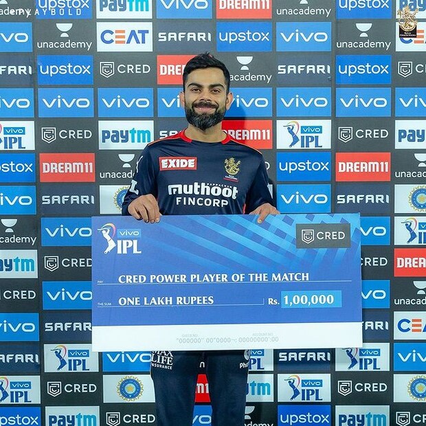  മൂന്നാം വിക്കറ്റിൽ ഒത്തു ചേർന്ന കോഹ്‌ലി - ഗ്ലെൻ മാക്സ്വെൽ സഖ്യം ആർസിബി സ്കോർബോർഡിലേക്ക് റൺസുകൾ അടിച്ചു ചേർത്തു. ആർസിബി അനായാസം വിജയം സ്വന്തമാക്കും എന്ന് തോന്നിച്ച ഘട്ടത്തിൽ 29 പന്തിൽ നിന്ന് നാല് ഫോറടക്കം 33 റൺസെടുത്ത കോലിയെ പുറത്താക്കി ജസ്പ്രീത് ബുംറയാണ് ഈ കൂട്ടുകെട്ട് പൊളിച്ചത്.