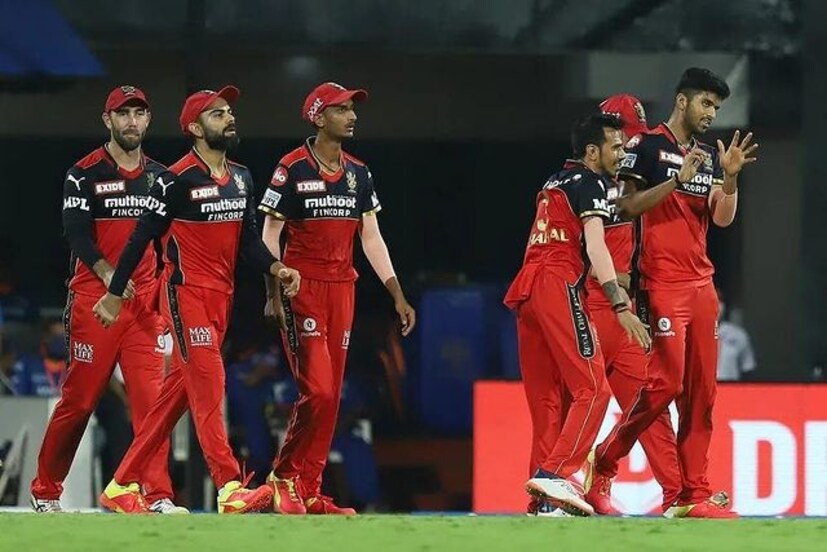  മുംബൈ ഉയർത്തിയ 160 റൺസ് വിജയലക്ഷ്യം പിന്തുടർന്ന് ബാറ്റിങ്ങിനിറങ്ങിയ ബാംഗ്ലൂരിനായി ക്യാപ്റ്റൻ വിരാട് കോഹ്‌ലിയും വാഷിങ്ടൺ സുന്ദറുമാണ് ഇന്നിങ്സ് ഓപ്പൺ ചെയ്തത്. സ്കോർ 36-ൽ നിൽക്കെ പത്ത് റൺസെടുത്ത സുന്ദറിനെ ക്രുണാൽ പാണ്ഡ്യ മടക്കി. അരങ്ങേറ്റ മത്സരം കളിച്ച രജത് പാട്ടീധറിന് എട്ടു റൺസ് മാത്രമേ നേടാനായുള്ളൂ.