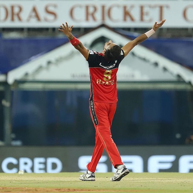  ഇതില്‍ 3 വിക്കറ്റുകളും വീണത് മത്സരത്തിലെ അവസാന ഓവറിലായിരുന്നു. ഇന്നലെ ഹൈദരാബാദിനെതിരായ മത്സരത്തിലും താരം 2 വിക്കറ്റ് സ്വന്തമാക്കിയിരുന്നു. ഇതോടെ ഈ സീസണിലെ വിക്കറ്റ് വേട്ടക്കാരുടെ പട്ടികയിൽ ഒന്നാമത്തെത്തിയിരിക്കുകയാണ് ഹരിയാനക്കാരൻ ഹർഷൽ പട്ടേൽ.