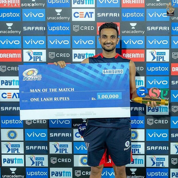  കിറോൺ പൊള്ളാർഡ് (7), ക്രുനാൽ പാണ്ഡ്യ (7) എന്നിവർ നിരാശപ്പെടുത്തി. അവസാന ഓവറിൽ ഹർഷൽ പട്ടേൽ മൂന്നു വിക്കറ്റ് വീഴ്ത്തി. വലിയ സ്കോറിലേക്ക് കുതിക്കുകയായിരുന്ന മുംബൈ ഇന്നിങ്സിന്റെ നടുവൊടിച്ചത് ഹർഷൽ പട്ടേലിന്റെ ബൗളിംഗ് ആയിരുന്നു.