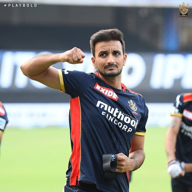  ഓരോ മത്സരത്തിന് ശേഷവും ടീമില്‍ നിന്ന് പുറത്തുപോകുന്ന ഐപിഎല്ലിലെ രീതി കളിയെ തന്നെ ബാധിച്ചിട്ടുണ്ടെന്ന് ഹര്‍ഷാല്‍ പറയുന്നു. അതുമൂലം മാനസിക സമ്മര്‍ദ്ദങ്ങളും ഉണ്ടായിട്ടുണ്ടെന്ന് ഹര്‍ഷല്‍ പറഞ്ഞു. ഐപിഎല്ലിൽ ഇപ്പോള്‍ ടീം മാനേജ്‍മെന്റുകളുടെ ചിന്തയിൽ മാറ്റം വന്നിട്ടുണ്ട് എന്നാണ് ഹര്‍ഷല്‍ കരുതുന്നത്. ഈ സീസണില്‍ ഇതുവരെ കളിച്ച മത്സരങ്ങളില്‍ പുതിയ താരങ്ങള്‍ക്ക് കൂടുതല്‍ അവസരം ലഭിച്ചിട്ടുണ്ടെന്നും അത് മാനേജ്‍മെന്റുകള്‍ ഇതിനെ സമീപിക്കുന്നതിലെ മാറ്റം കൊണ്ടാണെന്നും ഹര്‍ഷല്‍ പറഞ്ഞു. രാജ്യാന്തര മത്സര പരിചയമില്ലാത്തവര്‍ക്കും ഡെത്ത് ബോളിങ്ങിന് കഴിയുമെന്ന് മാനേജ്‍മെന്റുകള്‍ തിരിച്ചറിഞ്ഞത് നല്ല കാര്യമാണെന്നും ഹര്‍ഷല്‍ കൂട്ടിച്ചേര്‍ത്തു.