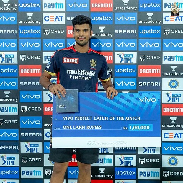  രണ്ടാം വിക്കറ്റിൽ ഒന്നിച്ച ക്രിസ് ലിൻ - സൂര്യകുമാർ യാദവ് സഖ്യം 70 റൺസിന്റെ കൂട്ടുകെട്ടുണ്ടാക്കി. 23 പന്തിൽ ഒരു സിക്സും നാലു ഫോറുമടക്കം 31 റൺസെടുത്ത സൂര്യകുമാറിനെ പുറത്താക്കി കൈൽ ജാമിസൺ ഈ കൂട്ടുകെട്ട് പൊളിച്ചു. ഇഷാൻ കിഷൻ 19 പന്തുകൾ നേരിട്ട് 28 റൺസെടുത്തു. ഹർദിക് പാണ്ഡ്യയ്ക്ക് 13 റൺസെടുക്കാനേ സാധിച്ചുള്ളൂ.