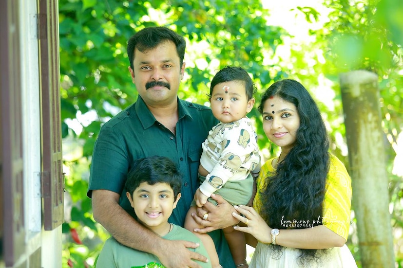  അമ്പിളിയുടെ വീഡിയോ ചർച്ചയായപ്പോൾ ജയൻ എന്ന ആദിത്യൻ വനിത ഓൺലൈനിന്‌ നൽകിയ അഭിമുഖത്തിൽ "ഒന്നുമില്ല ഇതിനൊന്നും മറുപടിയുമില്ല. ഇപ്പോഴും അമ്പിളി എന്റെ ഭാര്യയാണ്," എന്നായിരുന്നു പറഞ്ഞത്. എന്നാൽ അമ്പിളി ഫേസ്ബുക് പ്രൊഫൈലിൽ ഉണ്ടായിരുന്ന ആദിത്യനുമൊത്തുള്ള ചിത്രങ്ങളും നീക്കം ചെയ്തിട്ടുമുണ്ട്. വാർത്തകളോടുള്ള പ്രതികരണമെന്ന നിലയിൽ ജയൻ നൽകിയ മറുപടിയുടെ കൂടുതൽ ഭാഗങ്ങൾ ചുവടെ (തുടർന്ന് വായിക്കുക)
