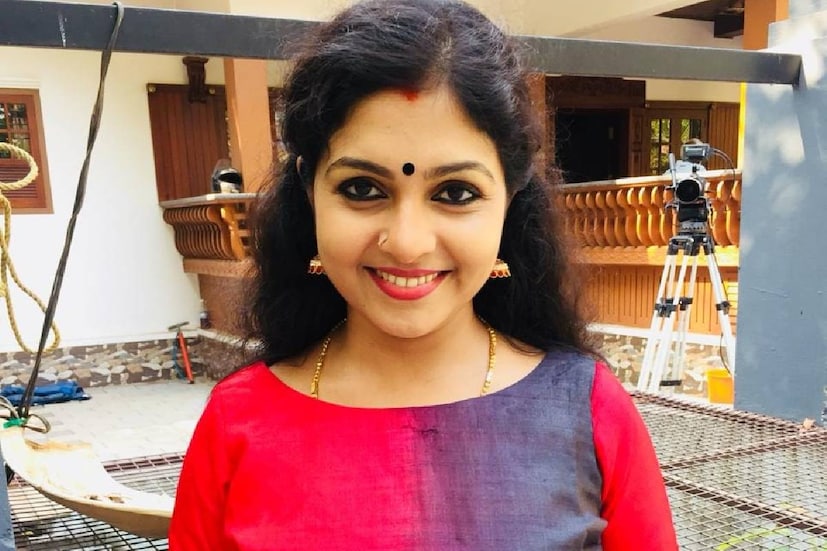  തൃശൂരിലുള്ള ഒരു സ്ത്രീയുമായി ആദിത്യന് ബന്ധമുണ്ടെന്നായിരുന്നു അമ്പിളി ദേവിയുടെ ആരോപണം. ‘ഞാനെന്റെ മകനെ ഗർഭിണി ആയിരിക്കുന്ന കാലയളവു തൊട്ട് ഇദ്ദേഹം വാടകയ്ക്ക് താമസിക്കുന്ന വീട്ടിലെ സ്ത്രീയുമായി റിലേഷനിലാണ്. 13 വയസുള്ള ഒരു മകന്റെ അമ്മ കൂടിയാണ് ആ സ്ത്രീ. എന്റെ ഡെലിവറി കഴിഞ്ഞ സമയത്തൊക്കെ ആദിത്യൻ എന്റെ അടുത്തേക്ക് വരുന്നത് കുറവായിരുന്നു. ''- അമ്പിളി ദേവി പറഞ്ഞിരുന്നു.