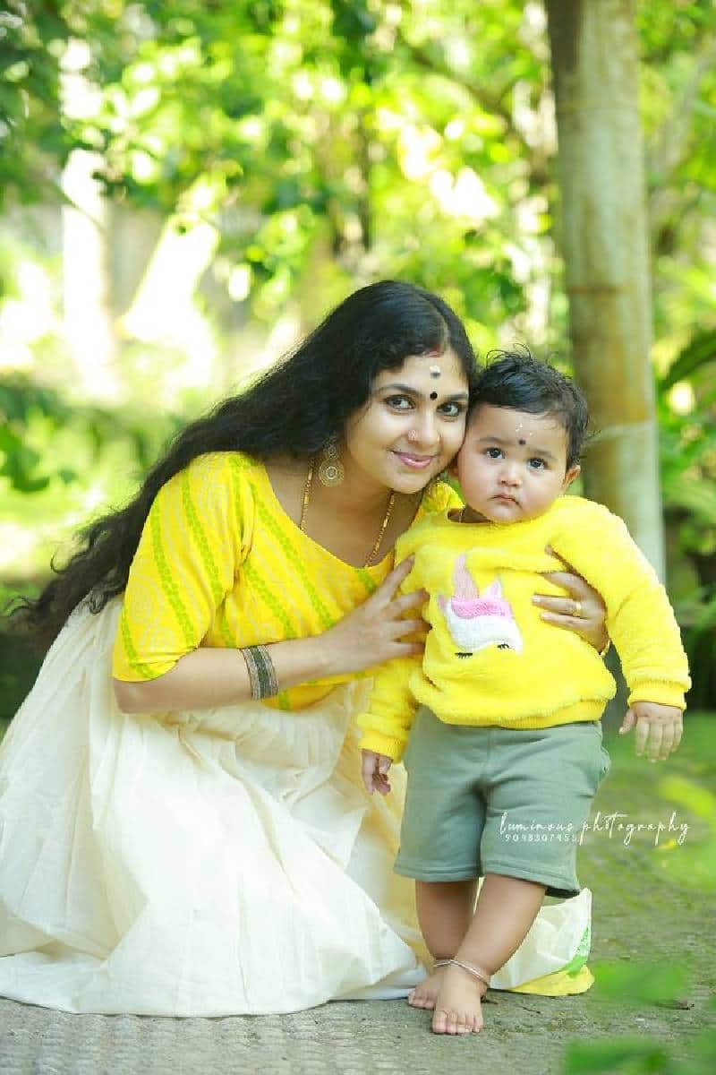  'സത്യം പറഞ്ഞാൽ‌ എനിക്ക് ഭയമുണ്ട്. ഇവർ ആരെങ്കിലും എന്നെ അപായപ്പെടുത്തുമോ എന്നുള്ള പേടി എനിക്കുണ്ട്. ഞാൻ ഇത് ഓപ്പൺ ആയി പറയുന്നതിൽ അവർക്ക് പ്രശ്നമുണ്ട്. ഇക്കാര്യം ഇൻഡസ്ട്രിയിൽ ആരും അറിയരുതെന്നൊക്കെ അവർക്ക് നിർബന്ധമുണ്ട്.' അമ്പിളിയുടെ വാക്കുകൾ ഇങ്ങനെ