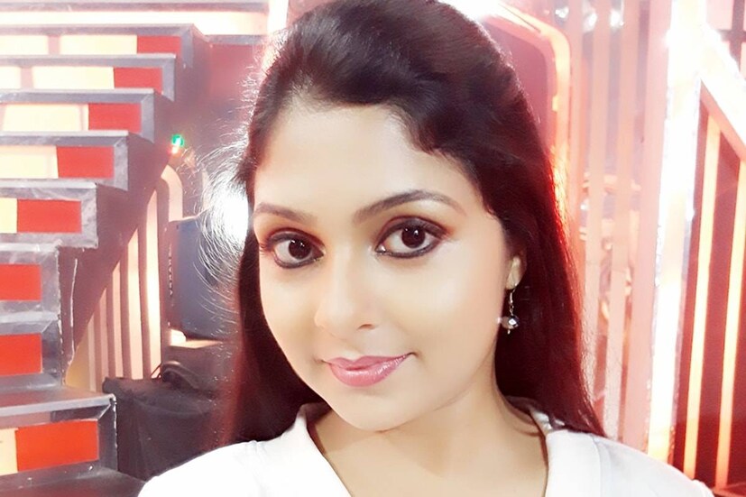  'എപ്പോഴും തൃശൂരായിരുന്നു. അവിടെ ബിസിനസാണ് എന്നാണ് ചോദിക്കുമ്പോൾ പറഞ്ഞിരുന്നത്. അതെല്ലാം ഞാൻ വിശ്വസിച്ചു. കഴിഞ്ഞ മാർച്ചിലാണ് ഞാനിത് അറിയുന്നത്. അതു വെറുമൊരു സൗഹൃദം അല്ല. ഒരാളിൽ നിന്ന് ഗർഭം ധരിക്കേണ്ടി വരുമ്പോൾ ആ ബന്ധത്തെ വെറും സൗഹൃദമെന്നു വിളിക്കാൻ പറ്റില്ലല്ലോ! ഇതൊക്കെ പറയേണ്ടി വന്നതിൽ വലിയ വിഷമം ഉണ്ട്. ഭാര്യ ഗർഭിണി ആയിരിക്കുന്ന സമയമോ അല്ലെങ്കിൽ പ്രസവിച്ചു കിടക്കുന്ന സമയമോ നോക്കി ഇങ്ങനെ ചെയ്യുന്നത് എന്തൊരു കഷ്ടമാണ്?’ - അമ്പിളി ദേവി മനോരമ ഓൺലൈന് നൽകിയ അഭിമുഖത്തിൽ പ്രതികരിച്ചു.