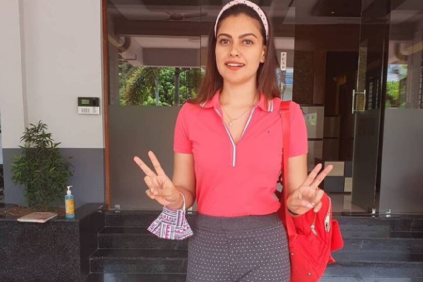  താരാരാധനയുടെ പല വേർഷനുകൾ കണ്ടവരാണ് മലയാളികൾ. സിനിമ റിലീസാവുന്ന ദിവസം പോസ്റ്ററുകളിൽ പാലഭിഷേകം നടത്തുന്നത് മുതൽ ദൈവങ്ങളെ പോലെ ഇവരെ ആരാധിക്കുന്നവരുമുണ്ട്. അവർക്കിടയിൽ പുതിയ ഒരു ചർച്ചയ്ക്കു തുടക്കം കുറിച്ചുകൊണ്ട് വരികയാണ് നടി അനുശ്രീ