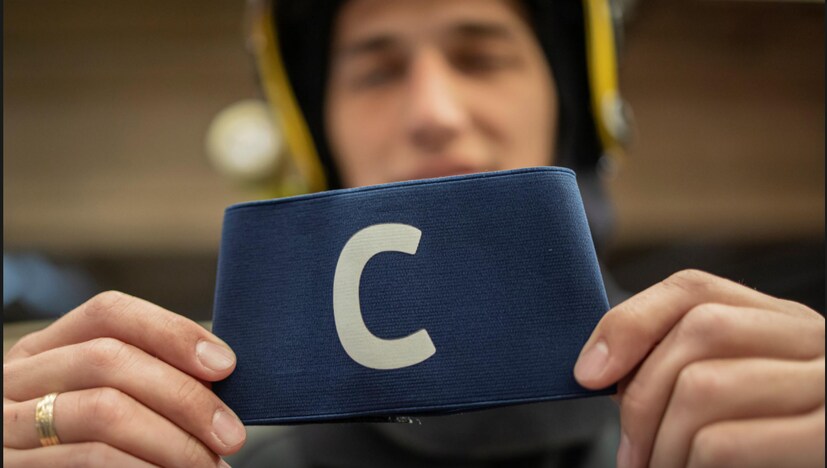  മത്സരം 2-2ന് സമനിലയിൽ നിൽക്കെയായിരുന്നു സംഭവം. ഇതോടെ ക്ഷുഭിതനായ പോർച്ചുഗൽ താരം നായകന്റെ ആംബാൻഡ് ഗ്രൗണ്ടിൽ വലിച്ചെറിഞ്ഞ് കളിതീരും മുമ്പേ കളംവിട്ടിരുന്നു. താരം വലിച്ചെറിഞ്ഞ ഈ ആം ബാൻഡ് സ്റ്റേഡിയത്തിലുണ്ടായിരുന്ന ഒരു ഫയർഫോഴ്സ് ജീവനക്കാരനാണ് സെർബിയയിലെ ജീവകാരുണ്യ കൂട്ടായ്മയ്ക്ക് കൈമാറിയത്. (Image: reuters)