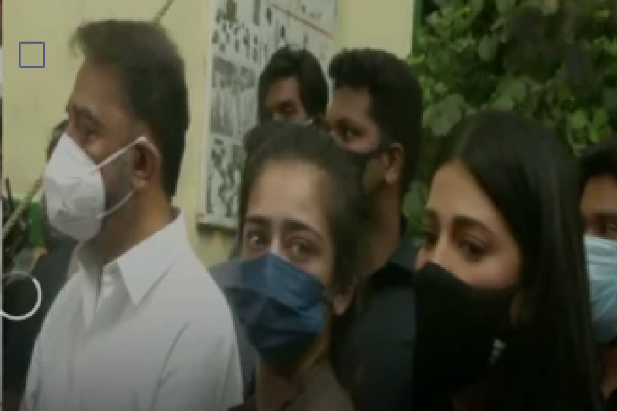 മക്കളായ ശ്രുതിക്കും അക്ഷരയ്ക്കുമൊപ്പമാണ് ഉലക നായകൻ കമൽ ഹാസൻ വോട്ട് ചെയ്യാനെത്തിയത്. ചെന്നൈ തെയ്നാംപേട്ട് ഹൈ സ്കൂളിലാണ് അദ്ദേഹം വോട്ട് ചെയ്യാനെത്തിയത് മക്കളായ ശ്രുതിക്കും അക്ഷരയ്ക്കുമൊപ്പമാണ് ഉലക നായകൻ കമൽ ഹാസൻ വോട്ട് ചെയ്യാനെത്തിയത്. ചെന്നൈ തെയ്നാംപേട്ട് ഹൈ സ്കൂളിലാണ് അദ്ദേഹം വോട്ട് ചെയ്യാനെത്തിയത്
