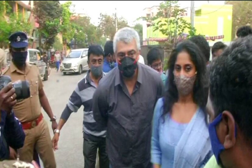  നടൻ തല അജിത്തും അതിരാവിലെ തന്നെ വോട്ട് ചെയ്യാനെത്തി. ഭാര്യ ശാലിനിക്കൊപ്പമാണ് വോട്ട് ചെയ്തത്