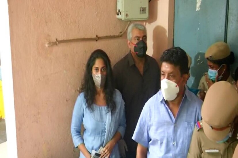  പോളിങ് ബൂത്തിൽ അജിത്തും ശാലിനിയും