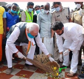 പുണ്യം പൂങ്കാവനം ശുചീകരണത്തില്‍ പങ്കെടുത്ത് ഗവര്‍ണര്‍ ആരിഫ് മുഹമ്മദ് ഖാന്‍