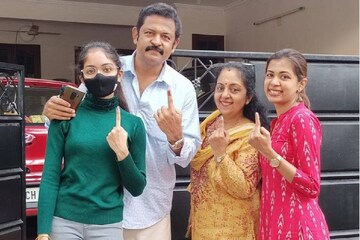 സകുടുംബം വോട്ട് ചെയ്ത് കൃഷ്ണകുമാർ; വോട്ട് രേഖപ്പെടുത്തി മലയാള താരങ്ങളും സകുടുംബം വോട്ട് ചെയ്ത് കൃഷ്ണകുമാർ; വോട്ട് രേഖപ്പെടുത്തി മലയാള താരങ്ങളും