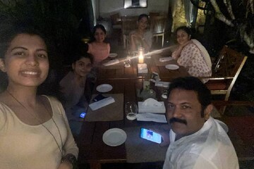 Krishnakumar family | തിരക്കുകൾ ഒഴിഞ്ഞു; കാൻഡിൽ ലൈറ്റ് ഡിന്നറുമായി കൃഷ്ണകുമാറും കുടുംബവും