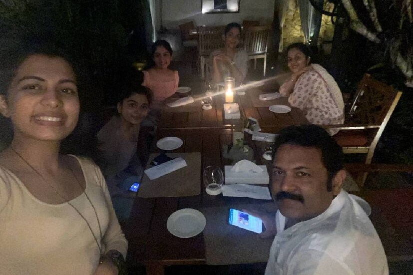  പ്രചാരണ ചൂടിൽ നിന്നൊഴിഞ്ഞ് അച്ഛനും ഷൂട്ടിംഗ് തിരക്കുകൾ മാറി മക്കളും വന്നുചേർന്നതും കാൻഡിൽലൈറ്റ് ഡിന്നറിനൊത്തുകൂടി കൃഷ്ണകുമാറും കുടുംബവും. അച്ഛനും അമ്മയും മക്കളും ചേർന്ന് ഭക്ഷണം കഴിക്കുന്ന ചിത്രം കൃഷ്ണകുമാർ പോസ്റ്റ് ചെയ്‌തു