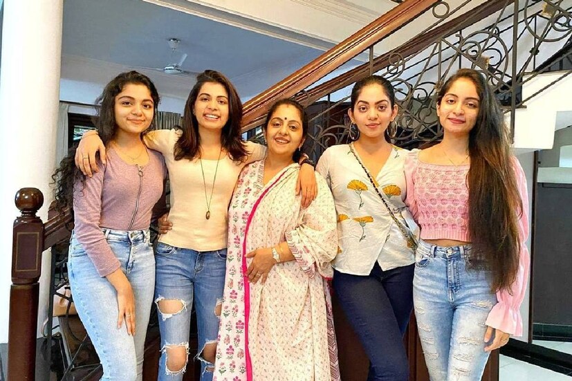  ഇഷാനി പോസ്റ്റ് ചെയ്ത വീഡിയോ അഹാന ഇൻസ്റ്റഗ്രാം സ്റ്റോറിയായി ഷെയർ ചെയ്തിട്ടുമുണ്ട്. ശേഷം അച്ഛനും അമ്മയും മക്കൾക്കൊപ്പം പോസ് ചെയ്ത ചിത്രങ്ങളും ഇൻസ്റ്റഗ്രാമിൽ എത്തിയിട്ടുണ്ട്