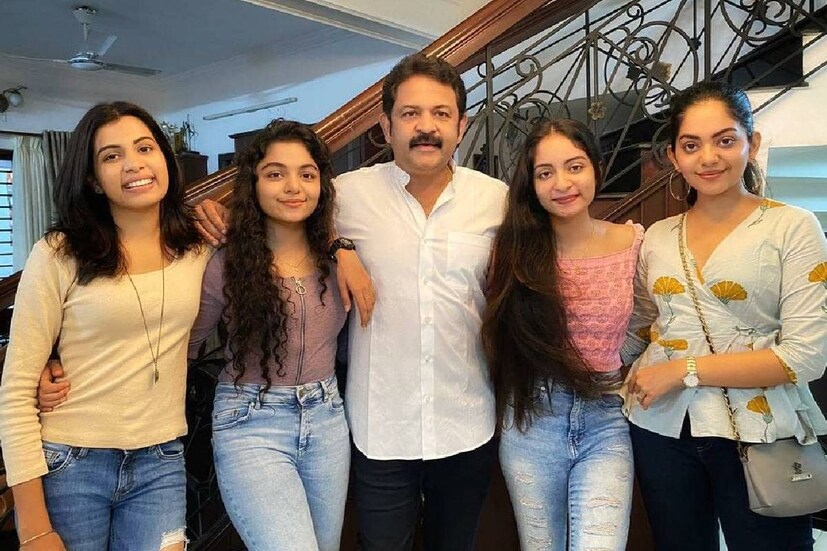  കൃഷ്ണകുമാറും ഭാര്യ സിന്ധുവും മക്കളായ അഹാന, ദിയ, ഇഷാനി, ഹൻസിക എന്നിവരും ഒത്തുചേർന്നു ഭക്ഷണം കഴിക്കുന്ന ചിത്രം പകർത്തിയത് രണ്ടാമത്തെ മകൾ ദിയയാണ്. കുടുംബത്തിന്റെ സെൽഫിയാണ് ദിയ പകർത്തിയത് (തുടർന്ന് വായിക്കുക)