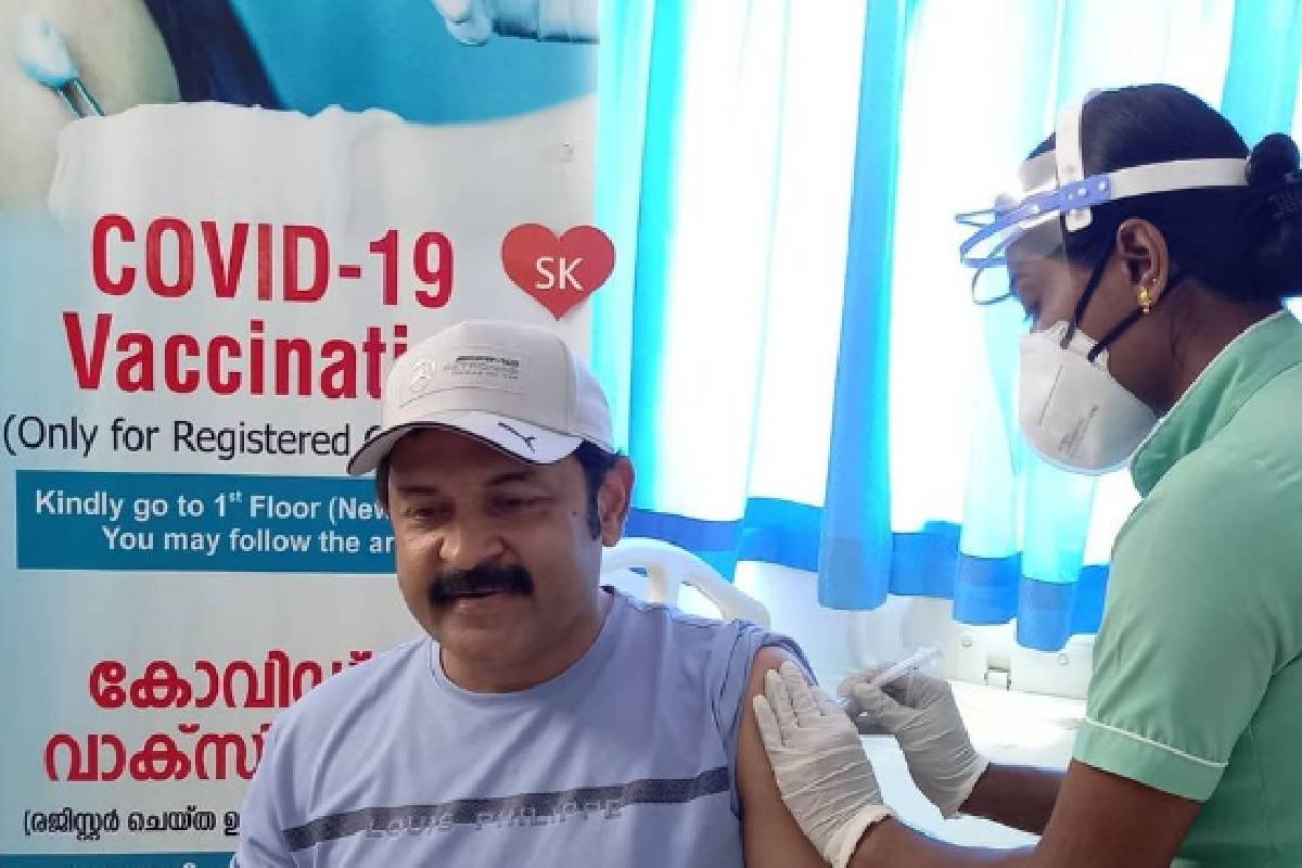 കഴിഞ്ഞ ദിവസമാണ് കൃഷ്ണകുമാർ വാക്സിൻ സ്വീകരിച്ചത്. തനിക്കു വേദനരഹിതമായ വാക്സിനേഷൻ നൽകിയ രാഖിയോട് നന്ദി രേഖപ്പെടുത്തുക കൂടിയാണ് കൃഷ്ണകുമാർ കഴിഞ്ഞ ദിവസമാണ് കൃഷ്ണകുമാർ വാക്സിൻ സ്വീകരിച്ചത്. തനിക്കു വേദനരഹിതമായ വാക്സിനേഷൻ നൽകിയ രാഖിയോട് നന്ദി രേഖപ്പെടുത്തുക കൂടിയാണ് കൃഷ്ണകുമാർ