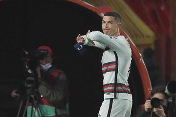 റൊണാൾഡോ വലിച്ചെറിഞ്ഞ ആം ബാൻഡ് ലേലത്തിൽ പോയത് 55 ലക്ഷം രൂപയ്ക്ക്