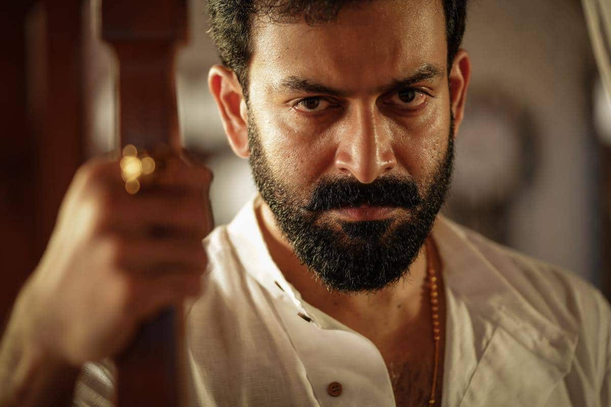  കടുവാക്കുന്നേൽ കുറുവച്ചനായുള്ള പൃഥ്വിരാജിന്റെ ലുക്ക് പുറത്ത്. പുതിയ ചിത്രം 'കടുവ'യുടെ ചിത്രീകരണം പോയവാരം ആരംഭിച്ചിരുന്നു. നീണ്ടനാളുകൾക്ക് ശേഷം ഷാജി കൈലാസ് സംവിധായകനാവുന്ന ചിത്രം കൂടിയാണിത്