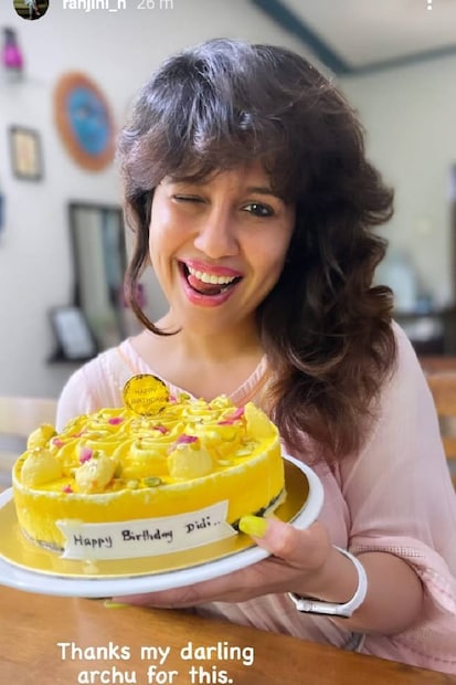  അർച്ചന സുശീലൻ രഞ്ജിനിക്കു വേണ്ടി ഒരു പിറന്നാൾ കേക്ക് സമ്മാനിച്ചിട്ടുണ്ട്. ഇതാണാ കേക്ക്
