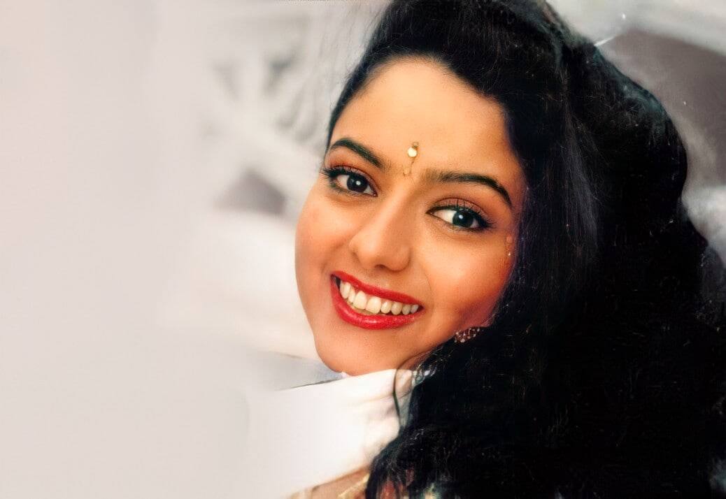  സന്തോഷവതിയായ യുവതി, കോളേജ് വിദ്യാർത്ഥിനി, അമ്മ, ദേവി, വിവാഹിതയായ സ്ത്രീ, ധീരയായ യുവതി, ഗ്രാമീണ വനിത, വീട്ടുജോലിക്കാരി എന്നിങ്ങനെ ഒന്നിനൊന്ന് വ്യത്യസ്തങ്ങളായ കഥാപാത്രങ്ങളെ അവതരിപ്പിച്ചു കൊണ്ടാണ് സൗന്ദര്യ ജനഹൃദയങ്ങളിൽ ഇടം നേടിയത്.