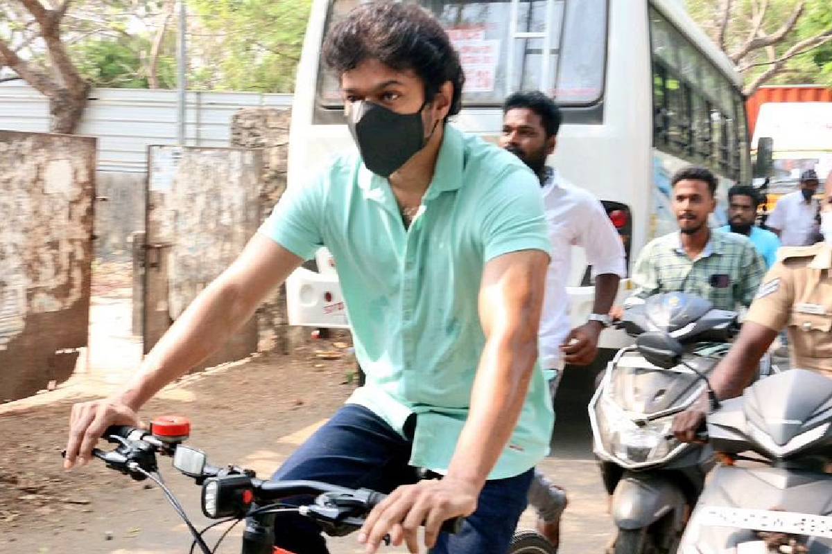  താരത്തെ കണ്ടതോടെ ആവേശത്തിൽ നിയന്ത്രണം വിട്ട ആരാധകരെ നിയന്ത്രിക്കാൻ പൊലീസിന് ലാത്തി പ്രയോഗിക്കേണ്ടി വന്നു. ഇന്ധനവില വർധനവിൽ പ്രതിഷേധിച്ചാണ് വിജയ് സൈക്കിളിലെത്തിയതെന്നും റിപ്പോർട്ടുകളുണ്ടായി. ട്രോളുകളും മിനിറ്റുകൾക്കുള്ളിൽ സോഷ്യൽ മീഡിയയിൽ നിറഞ്ഞു. എന്നാൽ യഥാർത്ഥ കാരണം വിശദീകരിച്ചു കൊണ്ട് വിജയ്‌യുടെ ഔദ്യോഗിക വക്താക്കൾ എത്തി. കാരണം വളരെ ലളിതമാണ് (തുടർന്ന് വായിക്കുക)