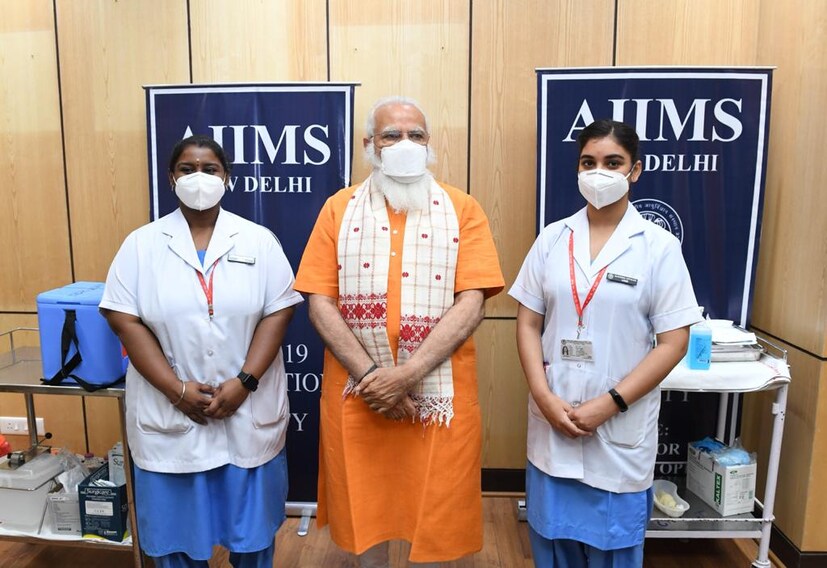  വാക്സിൻ സ്വീകരിക്കന്ന ചിത്രം പ്രധാനമന്ത്രിയുടെ ഔദ്യോഗിക ട്വിറ്റർ അക്കൗണ്ടിൽ പങ്കുവെച്ചിട്ടുണ്ട്.