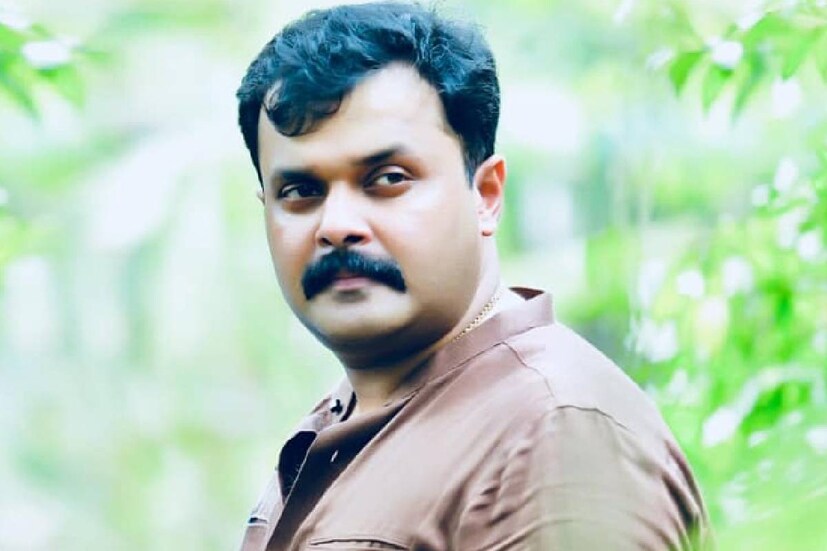  "കൂടുതല്‍ എന്ത് പറയണം. ഞാന്‍ ഇത്തരത്തില്‍ പണ്ട് മുതലേ പഴി കേള്‍ക്കുന്ന ആളായതിനാല്‍ വലിയ ഫീല്‍ ഒന്നും ഇല്ല. എനിക്ക് ഇതൊന്നും ശ്രദ്ധിക്കാനുള്ള സമയമില്ലെന്നതാണ് പ്രധാനം. കുറേ കാലമായി നൂറ് കൂട്ടം പ്രശ്‌നങ്ങളിലും കടത്തിലുമാണ് ഞാന്‍," ജയൻ പറഞ്ഞു