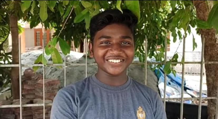  തലവടി കൊതപ്പുഴശ്ശേരി റോയിച്ചന്റെ രണ്ട് വയസുകാരൻ മകൻ അച്ചുവാണ് അപകടത്തിൽപ്പെട്ടത്. മൂത്ത മകനൊപ്പം വീട്ടുമുറ്റത്ത് കളിച്ചിരുന്ന കുട്ടി വീട്ടുകാരുടെ കണ്ണ് വെട്ടിച്ച് പുറത്തേക്ക് പോകുകയും സമീപത്തെ പാടശേഖരത്തിൽ വീഴുകയുമായിരുന്നു.