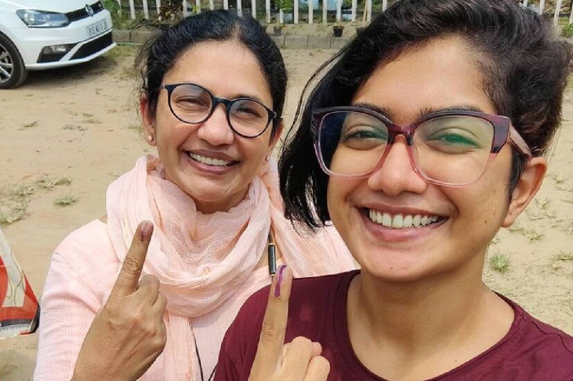  അനാർക്കലി മരയ്ക്കാറും അമ്മയും വോട്ട് ചെയ്ത ശേഷം