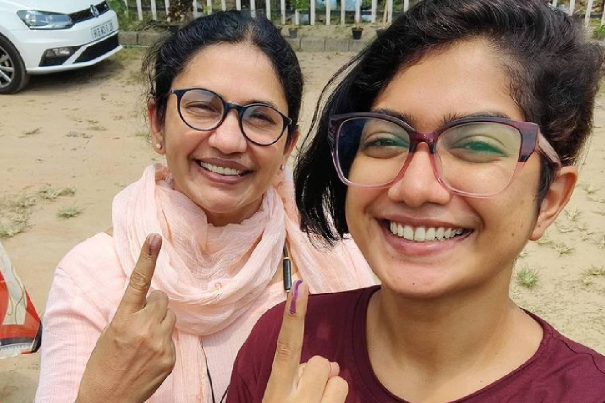  അനാർക്കലി മരയ്ക്കാറും അമ്മയും വോട്ട് ചെയ്ത ശേഷം