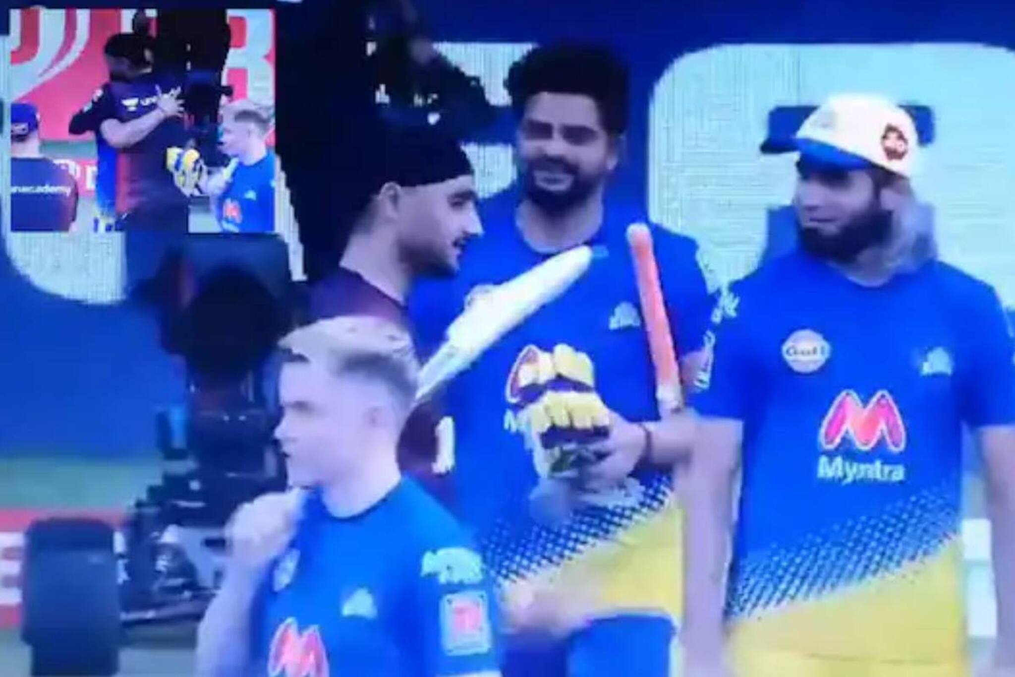 IPL 2021: ഹർഭജൻ സിംഗിന്റെ കാൽതൊട്ട് വന്ദിച്ച് സുരേഷ് റെയ്ന, സൗഹൃദം പങ്കുവെച്ച് മുൻ സഹതാരങ്ങൾ