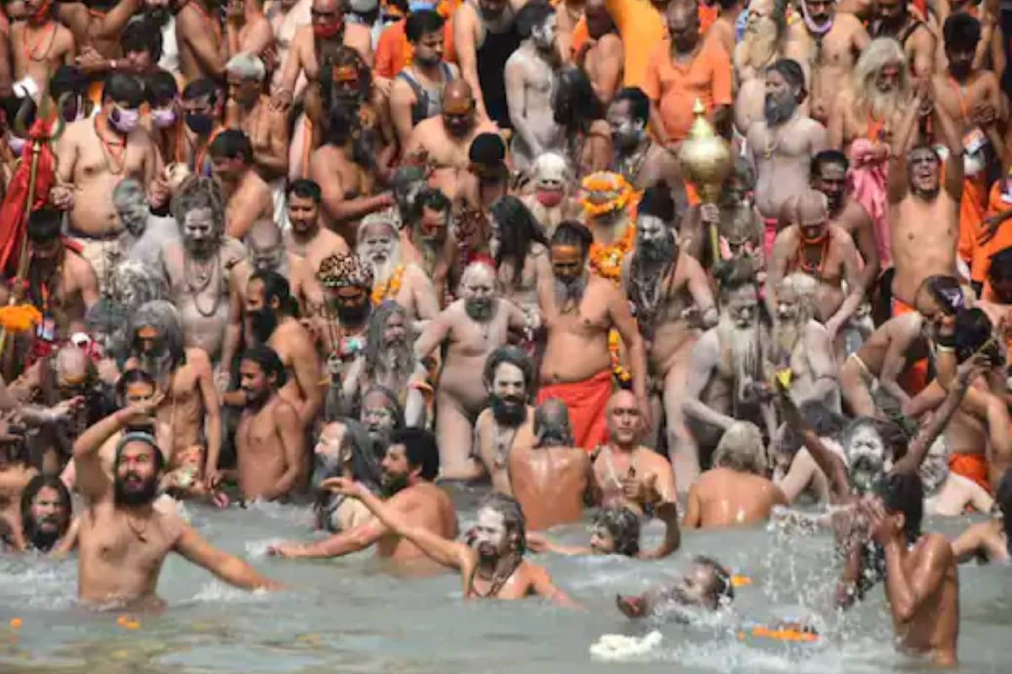 കോവിഡ് പ്രോട്ടോക്കോൾ പാലിക്കാതെ കുംഭമേള; മാസ്ക് ഇല്ല, ശാരീരിക അകലമില്ല