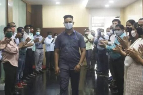 'കുഞ്ഞിന്റെ അമ്മയ്ക്ക് കണ്ണ് കാണില്ലായിരുന്നു, അവനെ രക്ഷിക്കാൻ ഞാൻ എടുത്തു ചാടി' റെയിൽപാളത്തിൽ വീണ കുഞ്ഞിനെ രക്ഷിച്ച യുവാവ് 'കുഞ്ഞിന്റെ അമ്മയ്ക്ക് കണ്ണ് കാണില്ലായിരുന്നു, അവനെ രക്ഷിക്കാൻ ഞാൻ എടുത്തു ചാടി' റെയിൽപാളത്തിൽ വീണ കുഞ്ഞിനെ രക്ഷിച്ച യുവാവ്