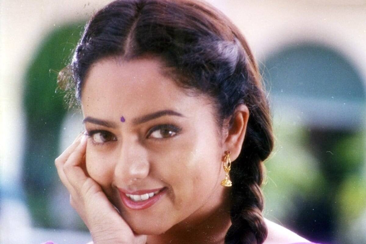  12 വർഷക്കാലം നീണ്ടുനിന്ന തന്റെ അഭിനയ ജീവിതത്തിനിടയിൽ നൂറിലധികം സിനിമകളിൽ വേഷമിടാൻ സൗന്ദര്യയ്ക്ക് കഴിഞ്ഞിട്ടുണ്ട്. അക്കാലത്തെ എല്ലാ സൂപ്പർതാരങ്ങളോടൊപ്പവും അഭിനയിക്കാനുള്ള അവസരവും അവർക്ക് ലഭിച്ചു. 'അമ്മോരു' എന്ന സിനിമയിലെ പ്രകടനത്തിന് ശേഷം 'ആധുനിക തെലുഗു സിനിമയിലെ സാവിത്രി' എന്ന വിശേഷണമാണ് അവർക്ക് ലഭിച്ചത്.