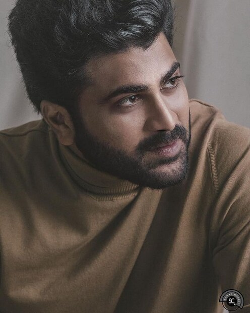  ശർവാനന്ദ് തന്നെയാണ് ഇക്കാര്യം വെളിപ്പെടുത്തിയിരിക്കുന്നത്. വെണ്ണെല എന്ന ചിത്രത്തിലെ ശർവാനന്ദിന്റെ പ്രകടനം കണ്ടാണ് സംവിധായകൻ സന്ദീപ് റെഡ്ഡി വങ്ക അദ്ദേഹത്തെ സമീപിച്ചത്. തന്റെ ആദ്യ ചിത്രമായ അർജുൻ റെഡ്ഡിയുടെ കഥയുമായി അദ്ദേഹം സമീപിച്ചതും ശർവാനന്ദിനെയായിരുന്നു. ഡെക്കാൻ ക്രോണിക്കിളിന് നൽകിയ അഭിമുഖത്തിൽ താരം തന്നെയാണ് ഇക്കാര്യം വെളിപ്പെടുത്തിയിരിക്കുന്നത്.