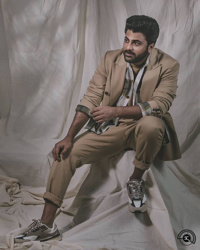  തെലങ്കിൽ സൂപ്പർഹിറ്റായ അർജുൻ റെഡ്ഡി ബോളിവുഡിലും സന്ദീപ് വങ്ക ഒരുക്കിയിരുന്നു. ഷാഹിദ് കപൂറും കിയാര അദ്വാനിയുമായിരുന്നു ചിത്രത്തിൽ അഭിനയിച്ചത്. സിനിമയ്ക്ക് തന്റെ ജീവിതവുമായി ഏറെ ബന്ധമുണ്ടെന്നാണ് മുമ്പൊരു അഭിമുഖത്തിൽ സന്ദീപ് പറഞ്ഞത്. ജീവിതത്തിൽ തനിക്കുണ്ടായ ചില അനുഭവങ്ങൾ സിനിമയിൽ സ്വാധീനിച്ചതായി സംവിധായകൻ പറയുന്നു.