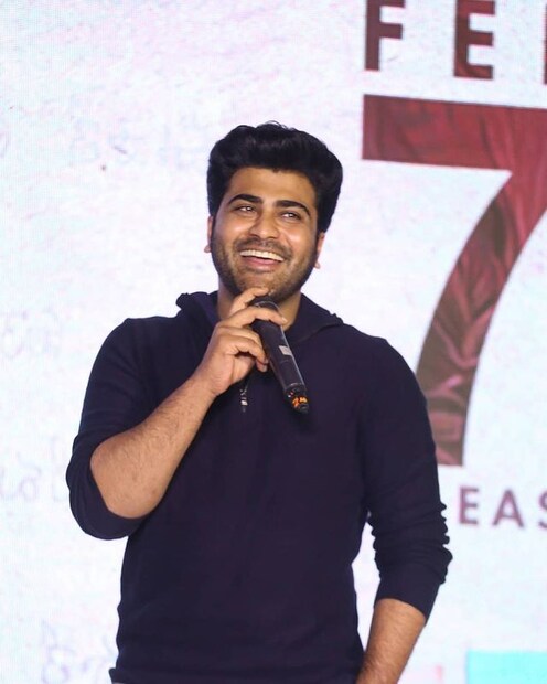  ബോളിവുഡിൽ ഷാഹിദ് കപൂർ കബീർ സിങ്ങായി എത്തിയിരുന്നെങ്കിലും അർജുൻ റെഡ്ഡിയായി വിജയ് ദേവരകൊണ്ടയെ അല്ലാതെ മറ്റൊരാളെ ആരാധകർക്ക് സങ്കൽപ്പിക്കാൻ പോലും സാധിക്കുന്നില്ല എന്നതാണ് യാഥാർത്ഥ്യം. എന്നാൽ, അർജുൻ റെഡ്ഡിയായി എത്തേണ്ടിയിരുന്നത് വിജയ് ദേവരകൊണ്ടയായിരുന്നില്ല എന്നതാണ് വാസ്തവം. തെലുങ്ക് താരം ശർവാനന്ദിനെയായിരുന്നു സംവിധായകൻ ഈ വേഷം ചെയ്യാൻ ആദ്യം സമീപിച്ചത്.